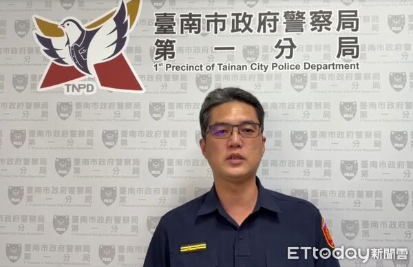 ▲自小客車行經台南東門陸橋時失控，接連撞擊兩側護欄，所幸無人受傷。（記者林東良翻攝，下同）