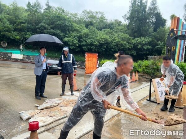 ▲▼金門地檢署檢察長趙燕利實地視察社會勞動人員執行勞務情形。（圖／金門地檢署提供）