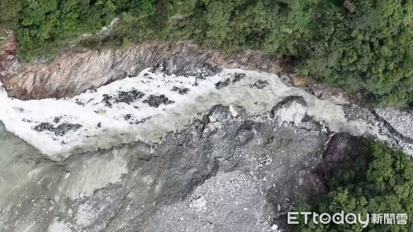 ▲▼今天一早救援隊3度救援，因溪水湍急險遭沖走，過程相當驚險。（圖／民眾提供，下同）