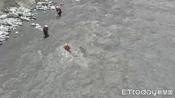 ▲▼今天一早救援隊3度救援，因溪水湍急險遭沖走，過程相當驚險。（圖／民眾提供，下同）