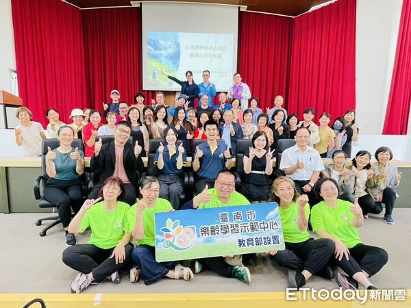 ▲台南市教育局辦理樂齡講師回流培訓，培育55名講師將AI應用帶入樂齡教學現場。（記者林東良翻攝，下同）