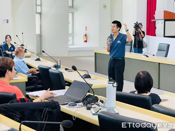 ▲台南市教育局辦理樂齡講師回流培訓，培育55名講師將AI應用帶入樂齡教學現場。（記者林東良翻攝，下同）
