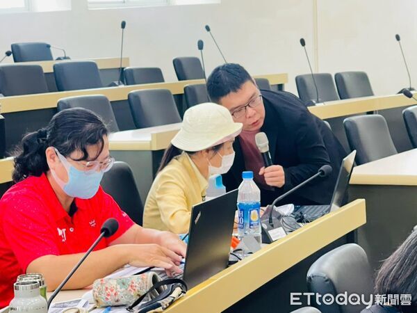 ▲台南市教育局辦理樂齡講師回流培訓，培育55名講師將AI應用帶入樂齡教學現場。（記者林東良翻攝，下同）