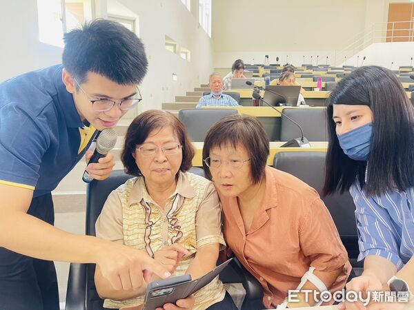 ▲台南市教育局辦理樂齡講師回流培訓，培育55名講師將AI應用帶入樂齡教學現場。（記者林東良翻攝，下同）