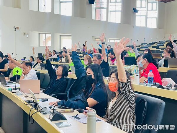 ▲台南市教育局辦理樂齡講師回流培訓，培育55名講師將AI應用帶入樂齡教學現場。（記者林東良翻攝，下同）