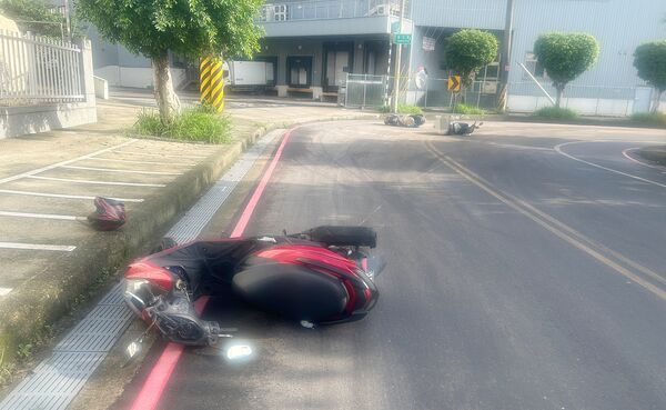 ▲桃園市中壢警分局今天清晨據報在東園路、合江路口發生騎士摔傷事件，警消到場處理。（圖／中壢警分局提供）