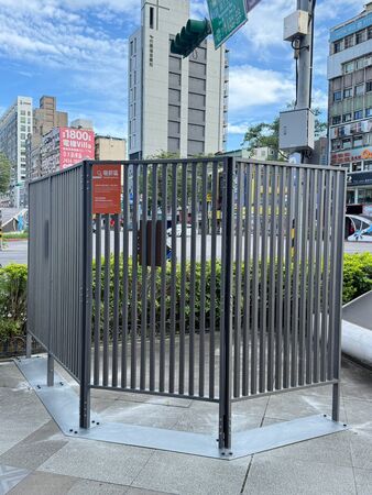 綠白都質疑！商圈吸菸區像狗籠又擋不住二手菸 北市府火速拆除