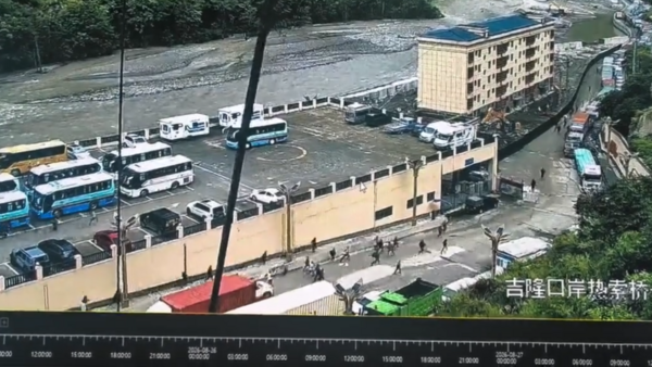▲▼民眾倉皇逃生。（圖／翻攝微博）