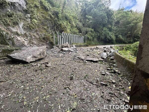 快訊／阿里山公路邊坡坍方！「巨石砸落路中」搶通了 恢復雙線通車