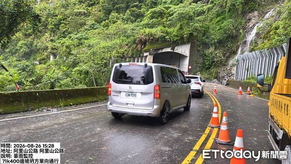 ▲快訊/阿里山公路邊坡坍方!「巨石砸落路中」搶通了。(圖/記者翁伊森翻攝,下同)