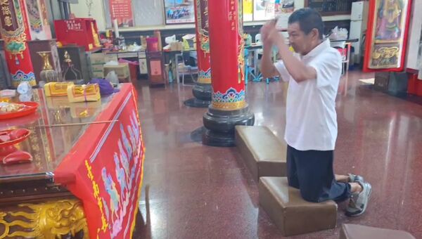▲宗教民俗專家廖大乙前往台南官田西庄惠安宮，替陳幸妤與趙建銘的婚姻問題向媽祖求籤。（廖大乙提供，下同）