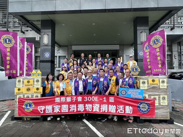 ▲國際獅子會300E-1區捐贈永康區公所4700罐環境消毒水，支援崑山里及西灣里災後清消。（記者林東良翻攝）