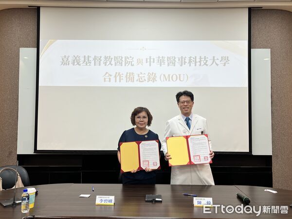 ▲中華醫大校長李碧娥（左）與嘉義基督教醫院院長陳煒（右）簽署合作意向書，正式建立合作夥伴關係。（記者林東良翻攝，下同）