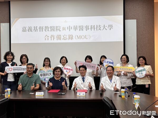 ▲中華醫大校長李碧娥（左）與嘉義基督教醫院院長陳煒（右）簽署合作意向書，正式建立合作夥伴關係。（記者林東良翻攝，下同）