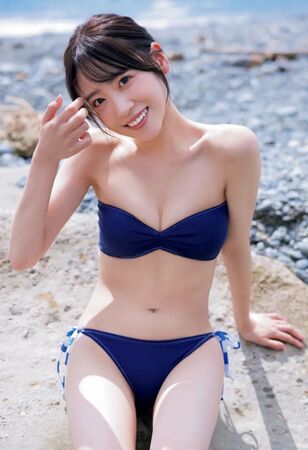 ▲櫻井優衣身穿藍色比基尼拍攝封面，胸前線條遭網友質疑疑似經過後製。（圖／翻攝自X／@kiseki01cut）