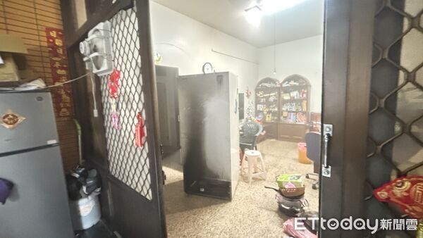 ▲台南市新化區崙子頂一處住宅冰箱電線起火，住警器及時示警，讓屋主迅速發現並撲滅火勢。（記者林東良翻攝，下同）