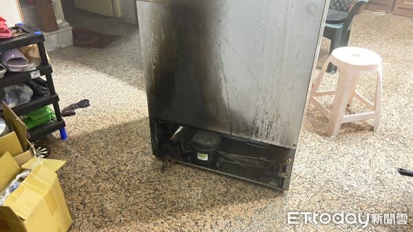 ▲台南市新化區崙子頂一處住宅冰箱電線起火，住警器及時示警，讓屋主迅速發現並撲滅火勢。（記者林東良翻攝，下同）