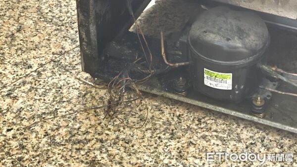 ▲台南市新化區崙子頂一處住宅冰箱電線起火，住警器及時示警，讓屋主迅速發現並撲滅火勢。（記者林東良翻攝，下同）
