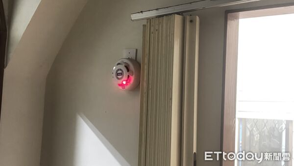 ▲台南市新化區崙子頂一處住宅冰箱電線起火，住警器及時示警，讓屋主迅速發現並撲滅火勢。（記者林東良翻攝，下同）