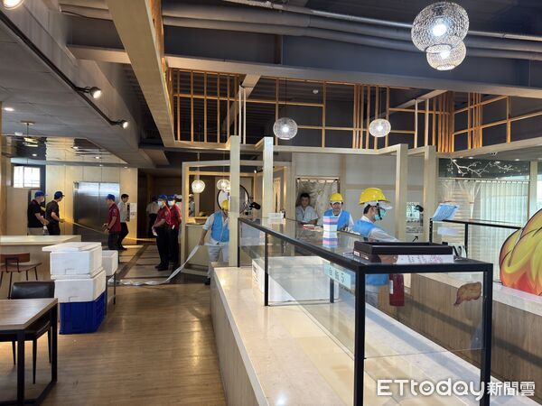 ▲旗勝科技台南廠模擬員工餐廳電氣火災，演練火警通報、初期滅火及人員疏散。（記者林東良翻攝，下同）