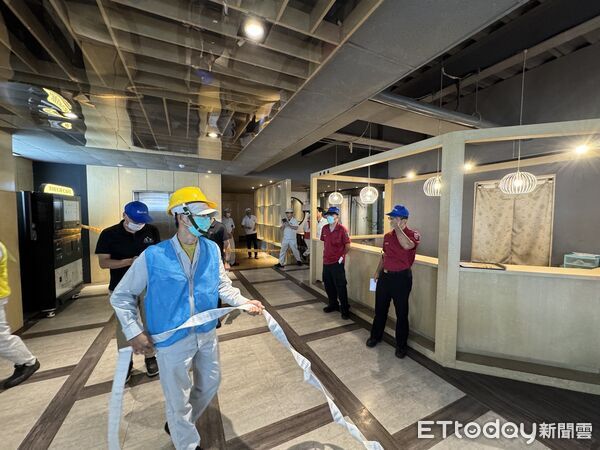 ▲旗勝科技台南廠模擬員工餐廳電氣火災，演練火警通報、初期滅火及人員疏散。（記者林東良翻攝，下同）