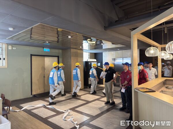 ▲旗勝科技台南廠模擬員工餐廳電氣火災，演練火警通報、初期滅火及人員疏散。（記者林東良翻攝，下同）