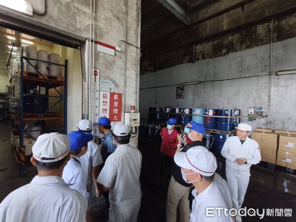 ▲旗勝科技台南廠模擬員工餐廳電氣火災，演練火警通報、初期滅火及人員疏散。（記者林東良翻攝，下同）