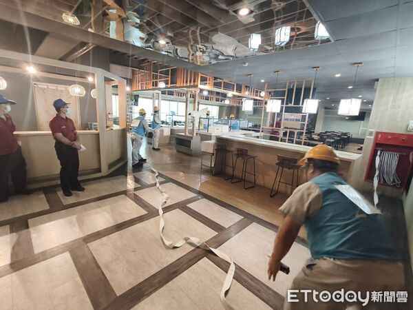 ▲旗勝科技台南廠模擬員工餐廳電氣火災，演練火警通報、初期滅火及人員疏散。（記者林東良翻攝，下同）
