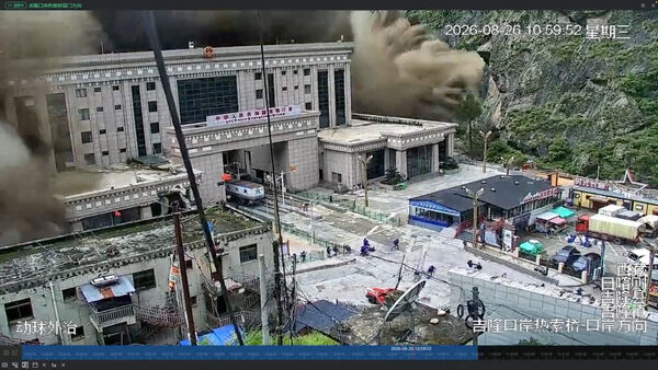 ▲▼位於中國和尼泊爾邊境的西藏日喀則市吉隆縣吉隆口岸，泥石流和洪水沖毀了建築物，監視器畫面顯示人們四散奔逃。（圖／路透）