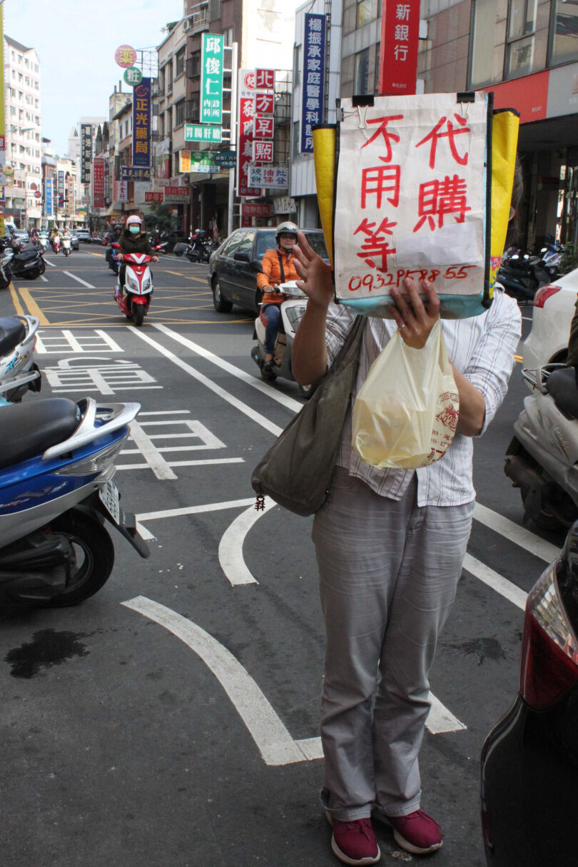 不二坊周邊攤販知道蛋黃酥炙手可熱,常為人代購。(圖/報系資料照)