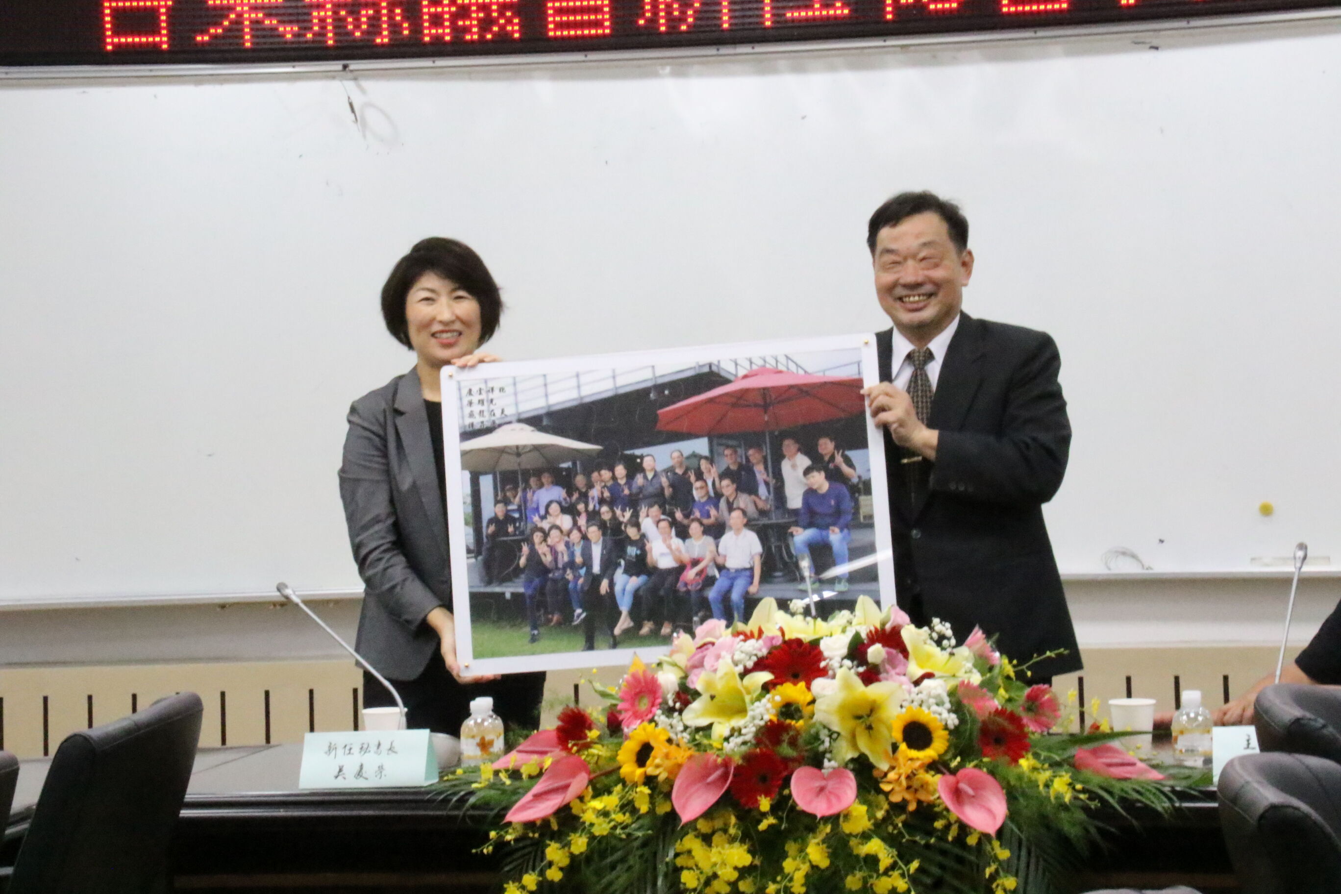 ▲▼ 圖為吳慶榮（右）升任議會秘書長時的照片。           。（圖／翻攝自台東縣政府網站）