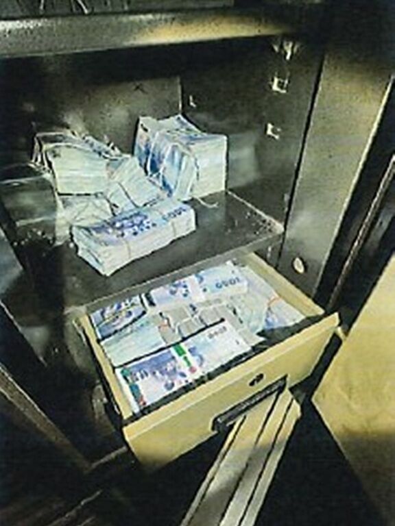 ▲桃園地檢署檢察官指揮北市刑大偵辦位於觀音區某診所吳姓執業醫師販售管制安眠藥毒品案，圖為診所內金庫起獲大批現金證物。（圖／桃園地檢署提供）
