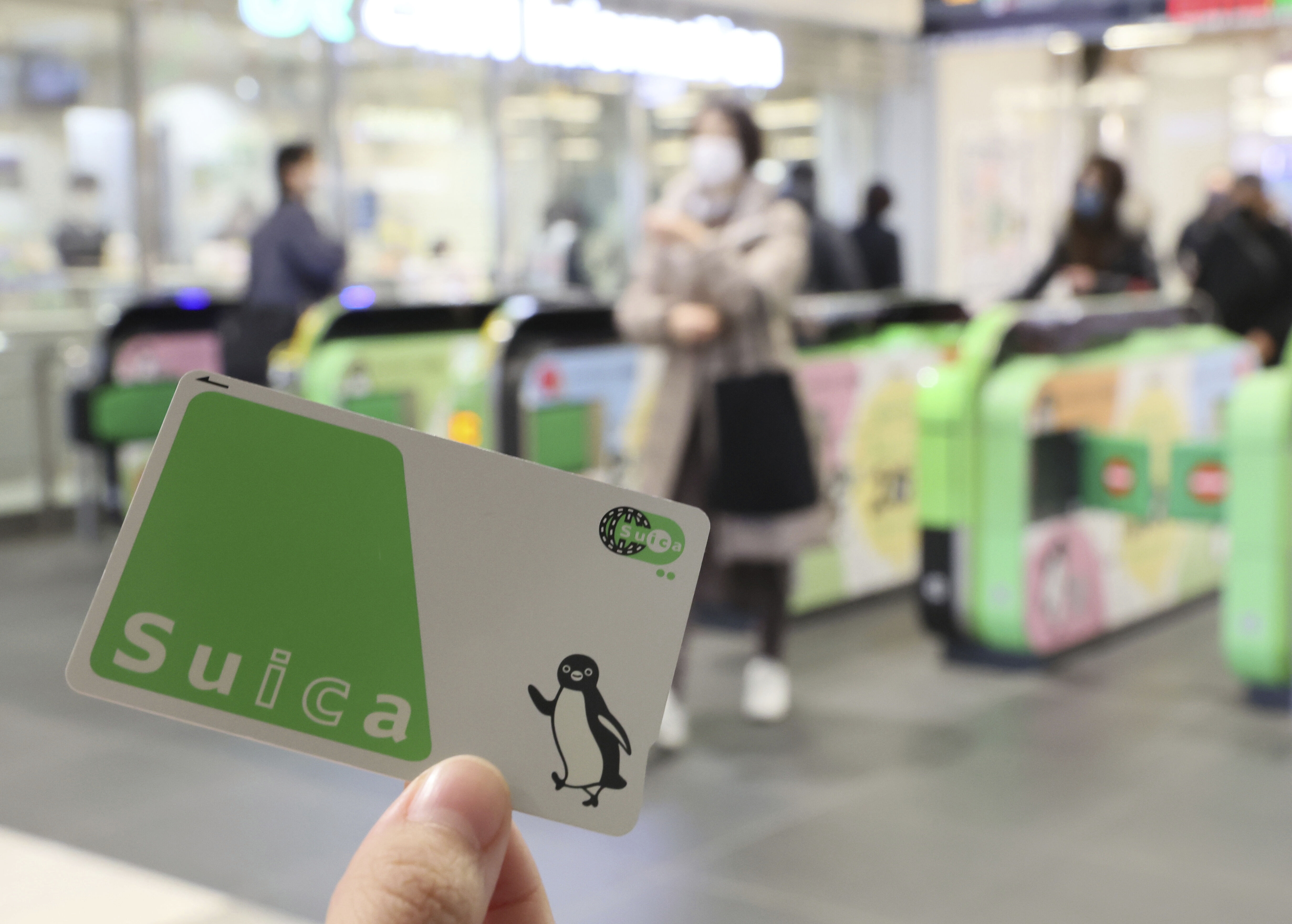 ▲▼陪伴日本無數通勤旅客與旅日遊客的經典記憶「Suica企鵝」卡片，將於年底正式畢業。（圖／達志影像／美聯社）
