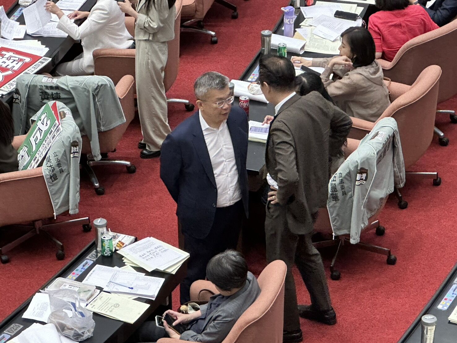 ▲▼民進黨團總召蔡其昌與民眾黨團副總召王安祥咬耳朵。（圖／記者詹詠淇攝）