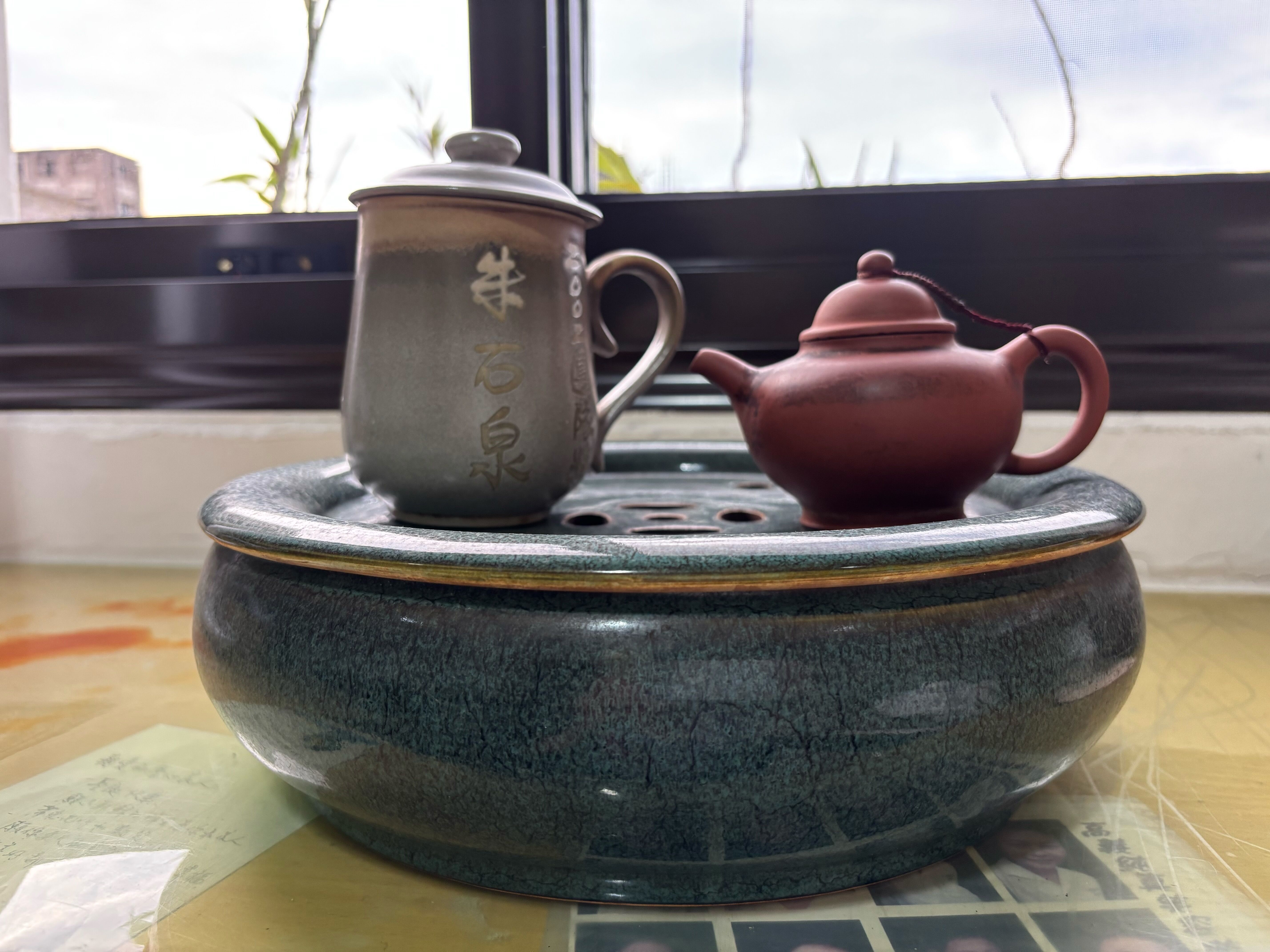 ▲朱媽媽的丈夫生前最珍愛的茶壺，不僅留下歲月使用的痕跡，也保存著兩人生活中的點滴記憶。（圖／朱媽媽提供） 