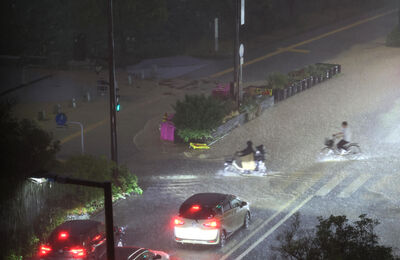 福岡晚間突降暴雨！轎車淹水「車門打不開」2人受困　防雷擊龍捲風