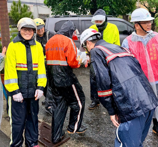 高雄4天雨量比莫拉克還多!陳其邁臉書PO文 謝盧秀燕借抽水機