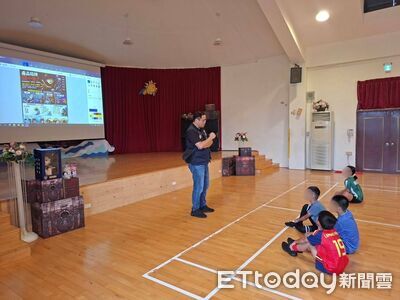 台東少年警走進豐里國小 足球場上宣導反霸凌、反毒及防詐