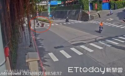 淡水女騎機車闖紅燈！「輪椅老翁」過斑馬被撞…後腦撞地爆血