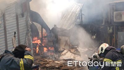 快訊／北市西門町火警！餐廳後方空地火煙狂竄...消防佈線搶救