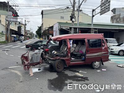 彰化大貨車逆向暴衝！2機車驚險閃過…廂型車頭慘遭削開畫面曝