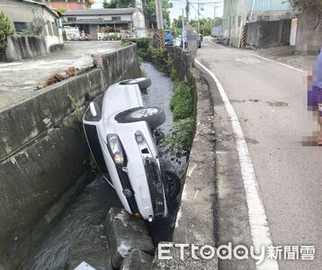 驚險畫面!25歲媽開車載2幼孩自撞橋墩...側翻排水溝受困獲救