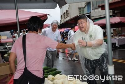 雨再大也要握緊選民的手 蔡易餘、王如經中元節冒雨掃街