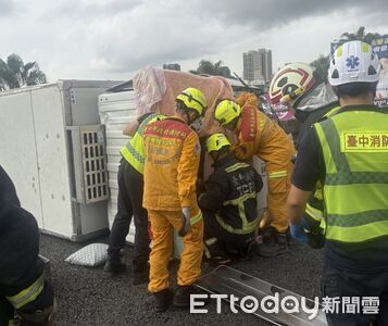 快訊/台74貨車撞自小客側翻...40歲駕駛受困 意識模糊送醫