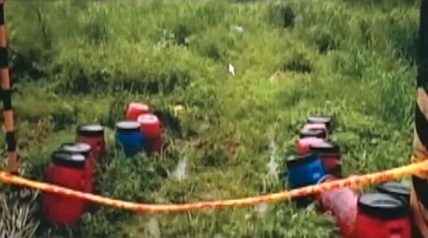 黃旭弘在棄屍處附近放置、潑灑大量餿水，企圖掩蓋屍臭味。（翻攝東森新聞）