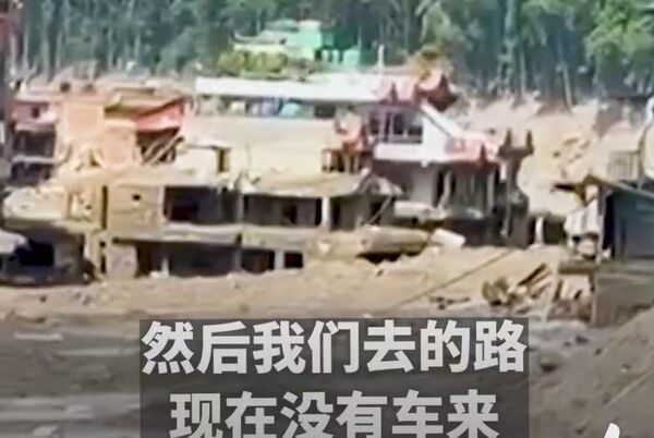 ▲▼尼泊爾與大陸邊境山洪爆發，遊客死裡逃生（畫面／翻攝 央視）