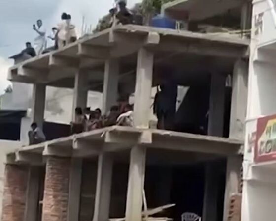 ▲▼尼泊爾與大陸邊境山洪爆發，遊客死裡逃生（畫面／翻攝 央視）