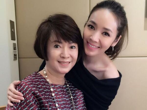 林月雲（左）年輕時曾是當紅台語演員，女兒侯佩岑（右）長大後也踏入演藝圈。（翻攝侯佩岑IG）