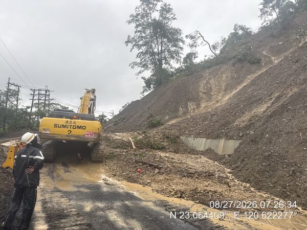 ▲台20線甲仙段發生坍方，雙向道路無法通行。（圖／翻攝自公路局網站）