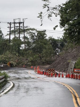 ▲台20線甲仙段發生坍方，雙向道路無法通行。（圖／翻攝自公路局網站）